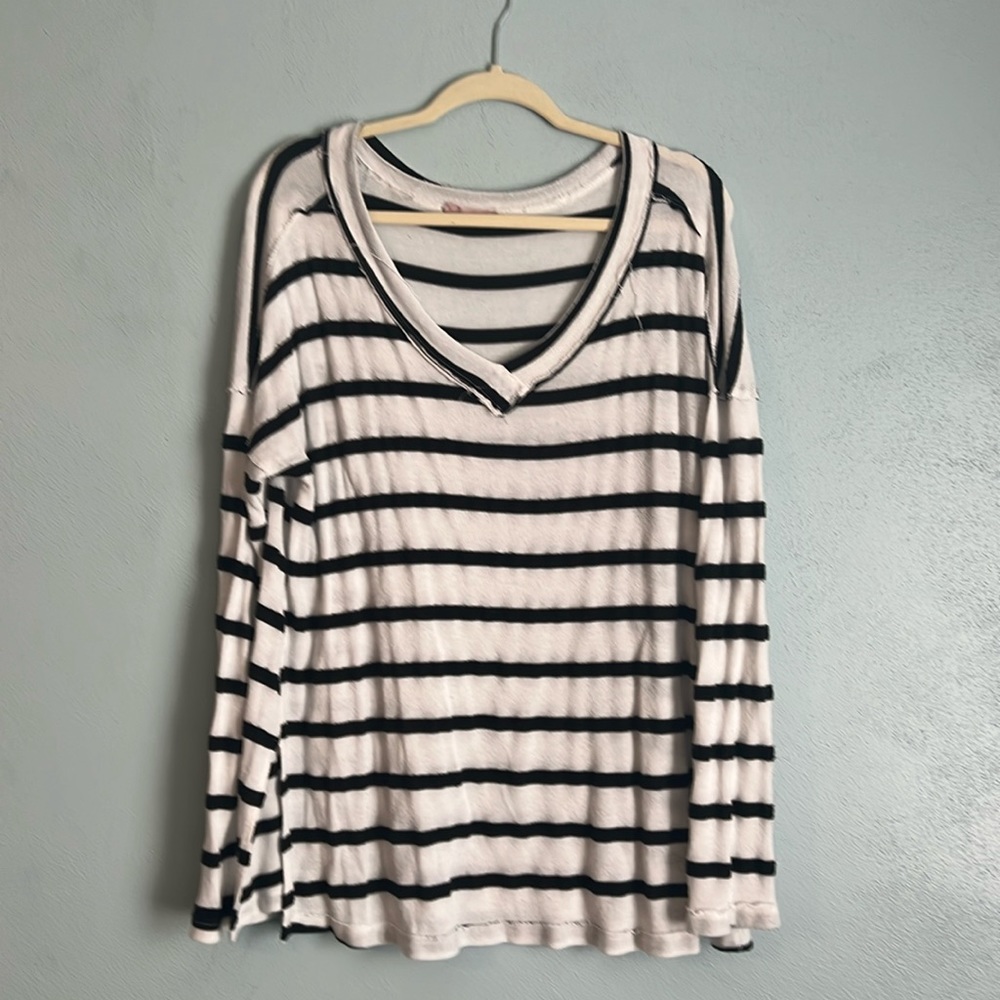 Women’s sweater size large. Cute stitching for detail